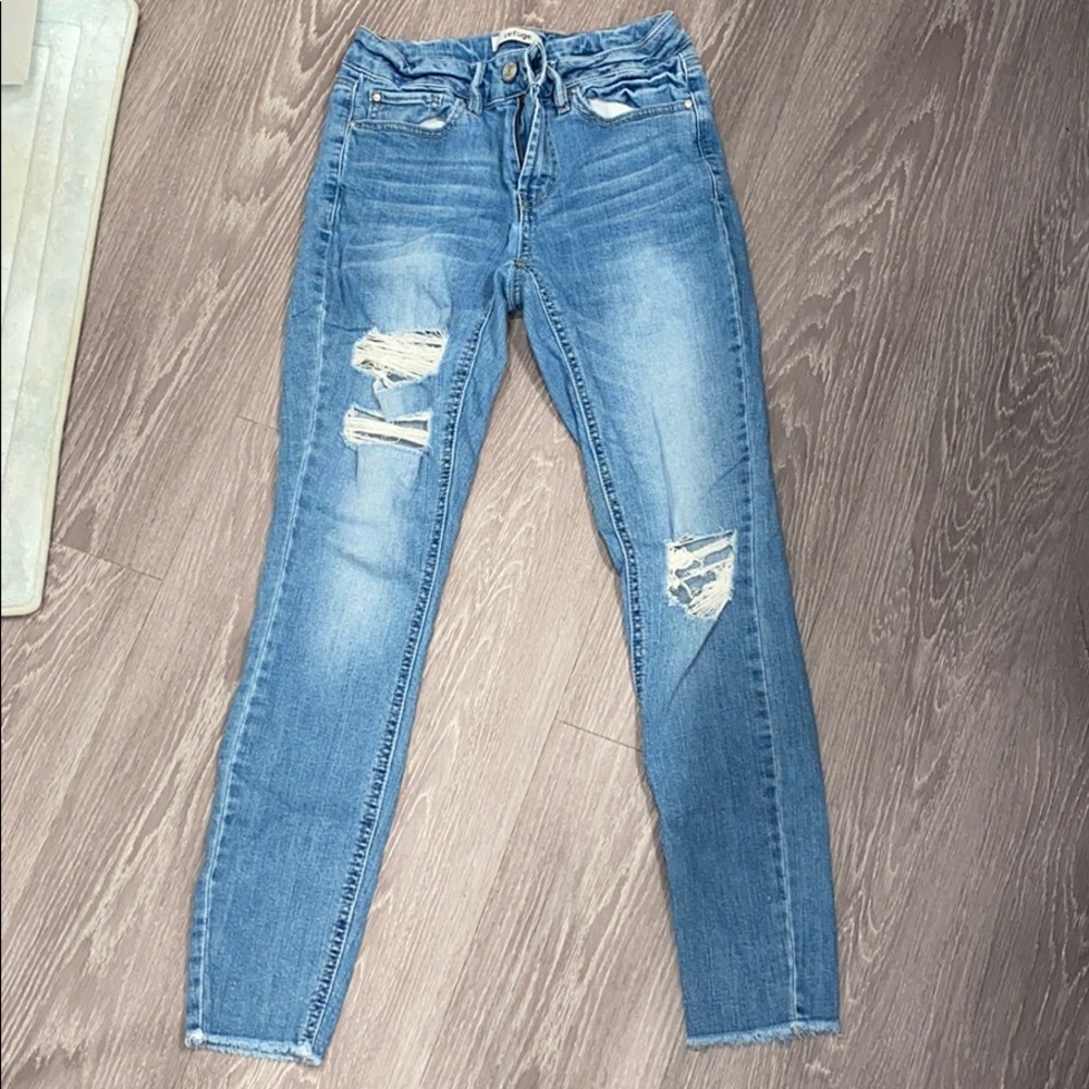 Light wash destroyed jeans with frayed ankle
